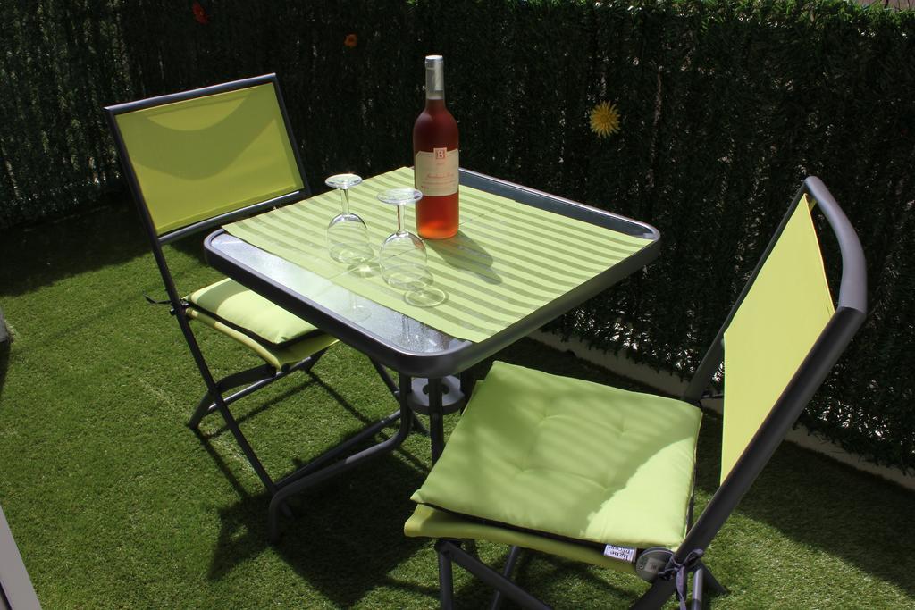 Studio De Charme Avec Sa Terrasse En Plein Coeur De Ville L'Isle-sur-la-Sorgue Exterior photo