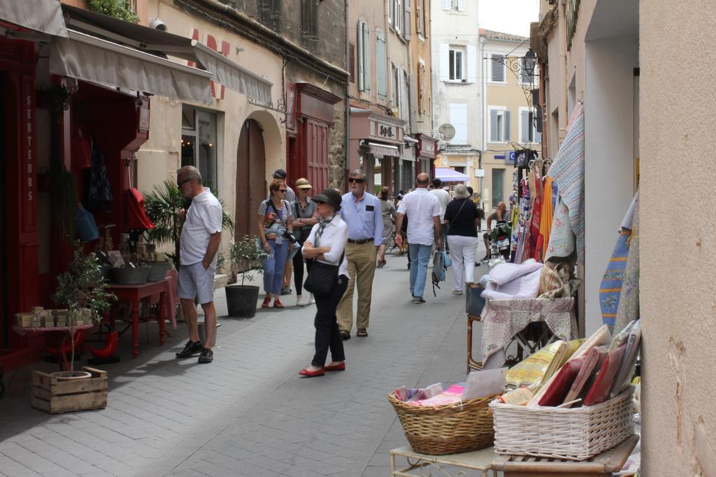 Studio De Charme Avec Sa Terrasse En Plein Coeur De Ville L'Isle-sur-la-Sorgue Exterior photo